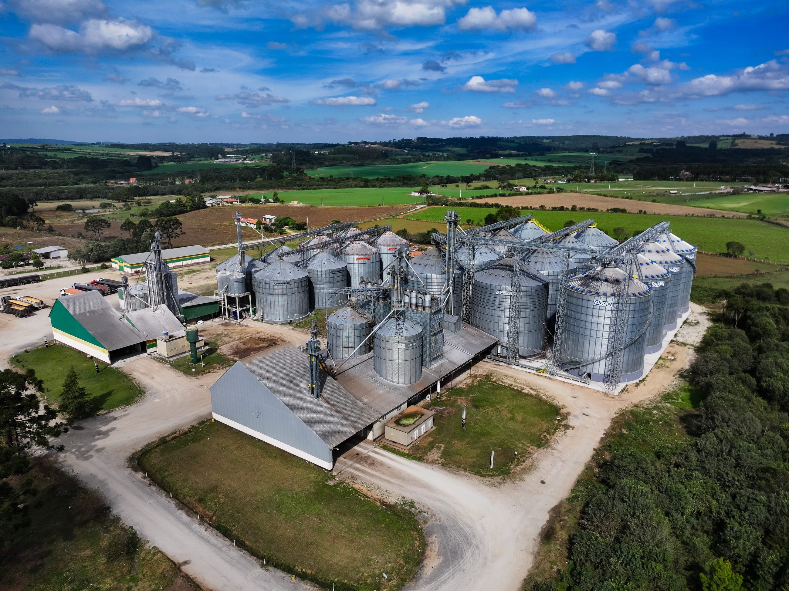 Vista aérea de complexo de silos metálicos construído pela Concresolutions
